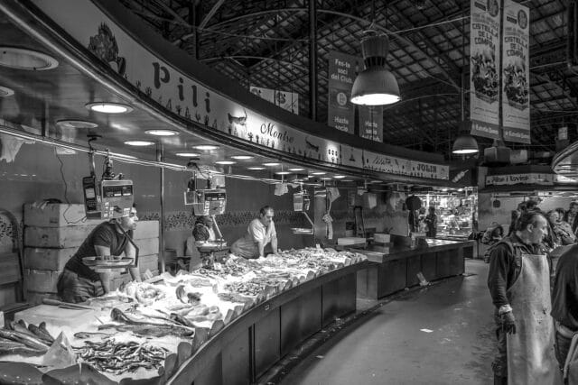 commerçants qui vendent sur un marché