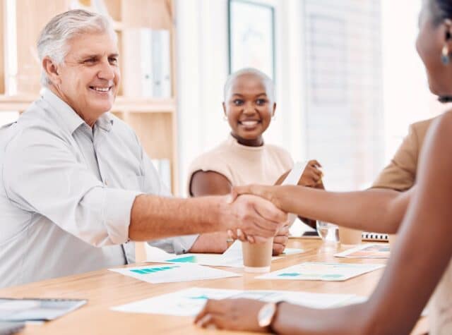 raisons embauche seniors