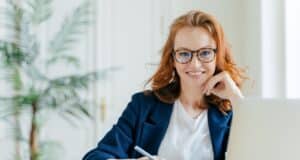 Femme qui rédige sa lettre de motivation spontanée sans poste précis