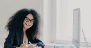 Etudiante qui a réussi a rédiger sa lettre de motivation en anglais