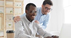 Apprenti qui est heureux de rédiger sa lettre de motivation