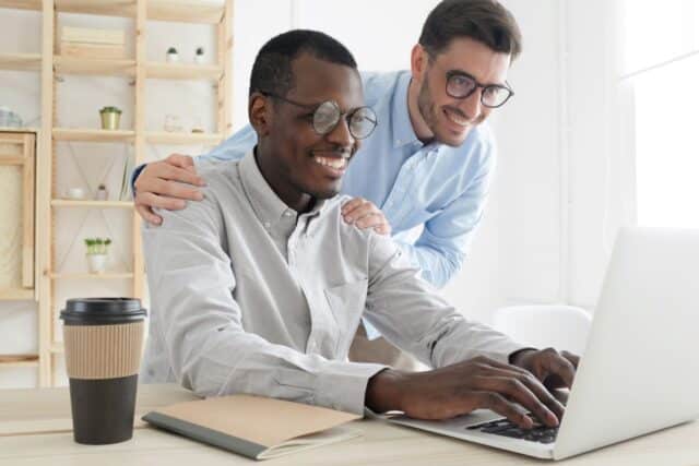 Apprenti qui est heureux de rédiger sa lettre de motivation Apprenti qui est heureux de rédiger sa lettre de motivation