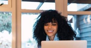 Lycéenne satisfaite d'avoir fait sa lettre de motivation parcoursup