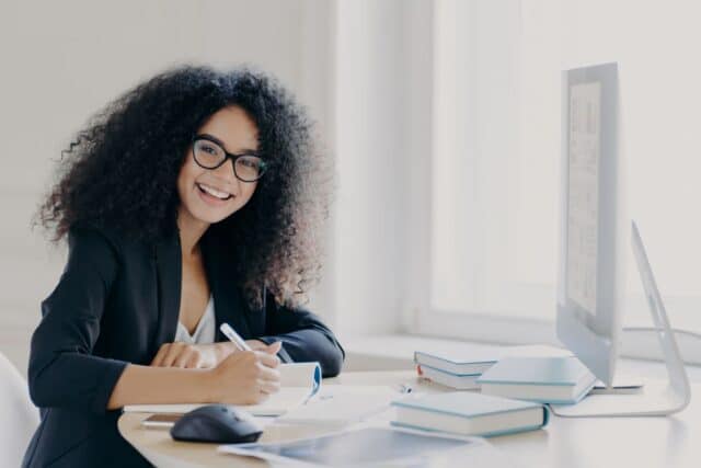 Etudiante qui rédige sa lettre de motivation Parcoursup pour intégrer son BTS