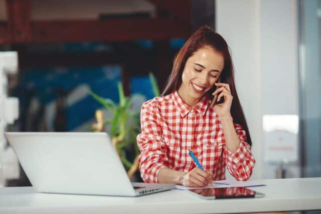 Femme sui est heureuse de rédiger sa lettre de motivation pour être secrétaire médicale Femme sui est heureuse de rédiger sa lettre de motivation pour être secrétaire médicale