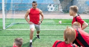 Jeune homme qui a réussi sa lettre de motivation pour une section sportive de football