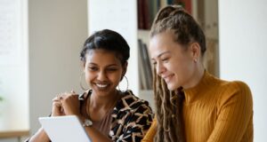 Deux étudiantes heureuses de rédiger une lettre de motivation pour un stage