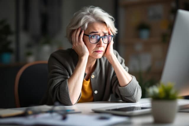 femme senir stressée ordinateur taxes